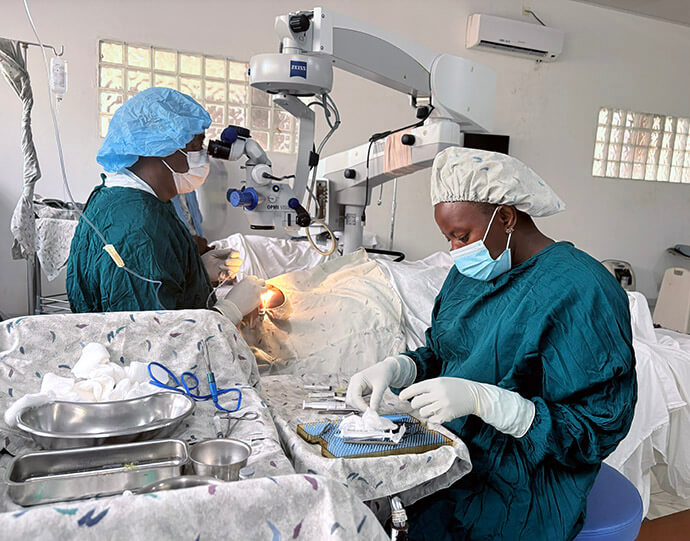 Le Dr John G. Mattia (avec la casquette bleue), seul ophtalmologue pédiatrique de Sierra Leone, pratique une opération de la cataracte à l'hôpital ophtalmologique de l'Église Méthodiste Unie Lowell et Ruth Gess, situé dans ce pays. Environ 50 % des patients de l'hôpital viennent des pays voisins, la Guinée et le Libéria. Photo d'Eveline Chikwanah, UM News.
