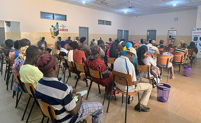 Des patients font la queue dans la salle d'attente de l'hôpital ophtalmologique de l'Église Méthodiste Unie Lowell et Ruth Gess. L'hôpital accueille plus de 100 patients par jour, les aidant dans leurs efforts pour retrouver la vue. Photo d'Eveline Chikwanah, UM News.
