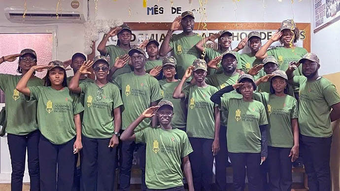  Professores da Academia no encerramento de um ano de instrução bíblica e doutrinária no templo da Igreja Metodista Unida de São Tiago em Luanda, Angola. Foto cortesia da Academia Soldadinhos de Jesus. 