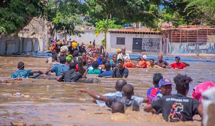 Operação de resgate após o transbordo do Rio Cavaco em Benguela, Angola. Foto cortesia da Administração de Benguela, Angola. Notícias MU. 