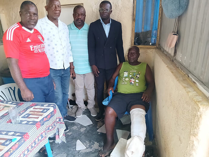 Rev. Oséias António acompanhado de oficiais do distrito de Benguela, visitam o sobrevivente Ernesto Guerra em sua residência. Foto cortesia da comissão de comunicação do distrito de Benguela, Angola. Notícias MU.
