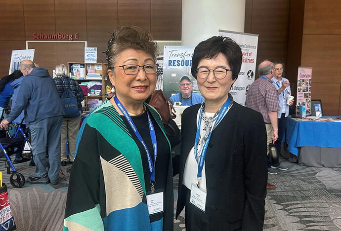 La Pasteure Misook Park (à droite) et Hae S. Shin, Président du Conseil d'Administration de Sammool House, assistent à la Conférence Annuelle du nord de l'Illinois le 14 juin 2026. « Nous ne nous contentons pas d'offrir un toit aux gens », a déclaré M. Shin. « Nous les aidons à aller de l'avant. » Photo du pasteur Thomas E. Kim, UM News.