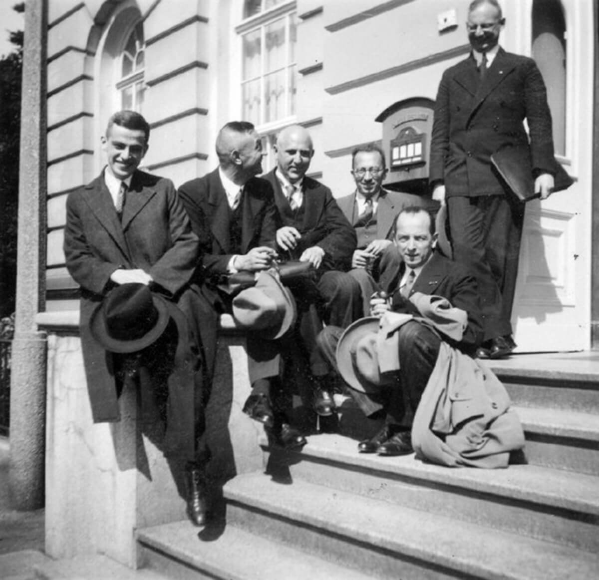 1934년 5월, 나치에 동조한, 이른바 “독일그리스도인들(German Christians)”에 맞서 “바르멘 신학선언(Barmen Theological Declaration)”을 발표한 독일 개신교 지도자 6명의 모습. (왼쪽부터) 힐데브란트(Hildebrandt), 목회자긴급동맹(Pfarrernotbund)의 핵심 지도자 마르틴 니묄러(Martin Niemöller), 프리츠 뮐러(Fritz Müller), 프레토리우스(Praetorius), 뢰리히트(Röhricht), 오른쪽 뒤는 야코비(Jacobi).출처, Foto: ekir.de/Archiv/Susanne Pfannschmidt. 