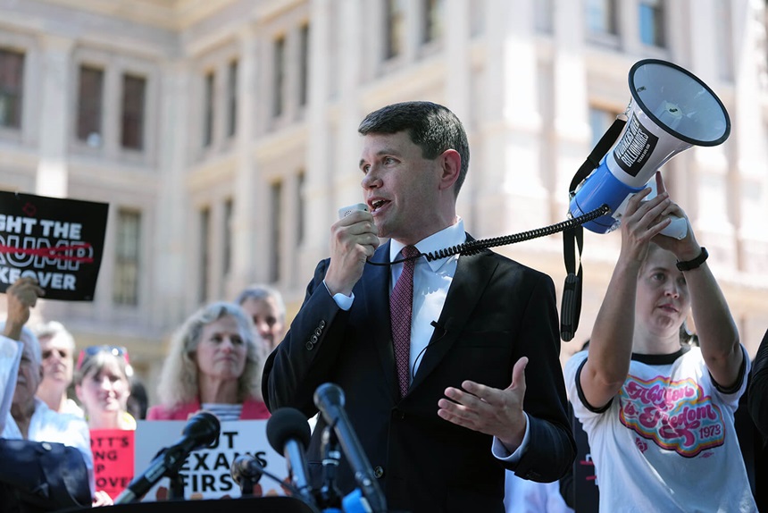 James Talarico representante estatal de Tejas, habló el 24 de julio de 2025 durante una manifestación de protesta contra las audiencias de redistribución de distritos en el Capitolio de Tejas, en Austin, Tejas. Foto cortesía de AP/Eric Gay.
