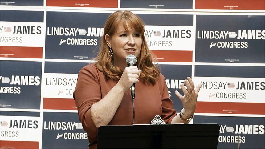 La Revda. Lindsay James, candidata demócrata al Congreso por Iowa, habló durante un acto de campaña. 