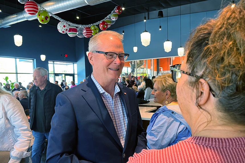 El sábado 18 de abril de 2026 el Rev. Adam Hamilton, pastor de una mega-iglesia metodista unida de Kansas, conversó con votantes al concluir una gira de escucha para el Senado de los Estados Unidos en Limitless Brewing, en Lenexa, Kansas. Foto cortesía de AP/Heather Hollingsworth.
