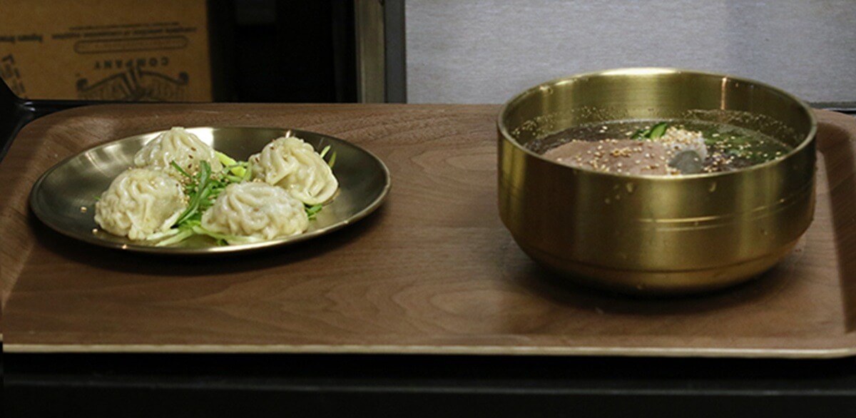 한식당 ‘더 테이블’ 주방에서 만두와 냉면이 손님에게 나갈 차례를 기다리고 있다. 사진, 김응선(Thomas E. Kim) 목사, 연합감리교뉴스.