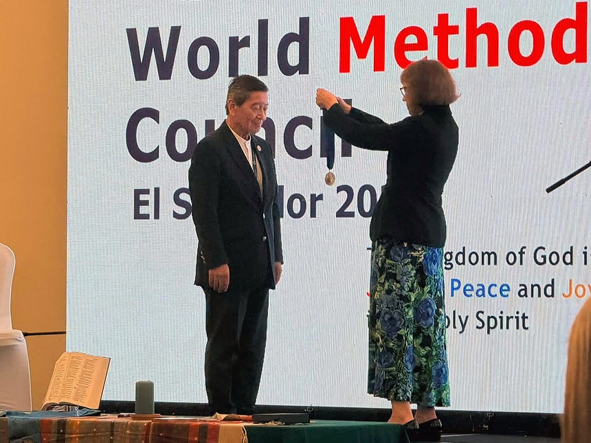 Humberto Martín Shikiya recibió el Premio Metodista de la Paz 2026 por su compromiso con la paz, la justicia y la reconciliación. Desde 2023, acompaña el proceso de paz en Colombia y promueve el diálogo, la dignidad humana y la construcción de una paz duradera. Foto cortesia de Revda. Fabio Grandon-Meyer, Conferencia Anual del Norte de Illinois.