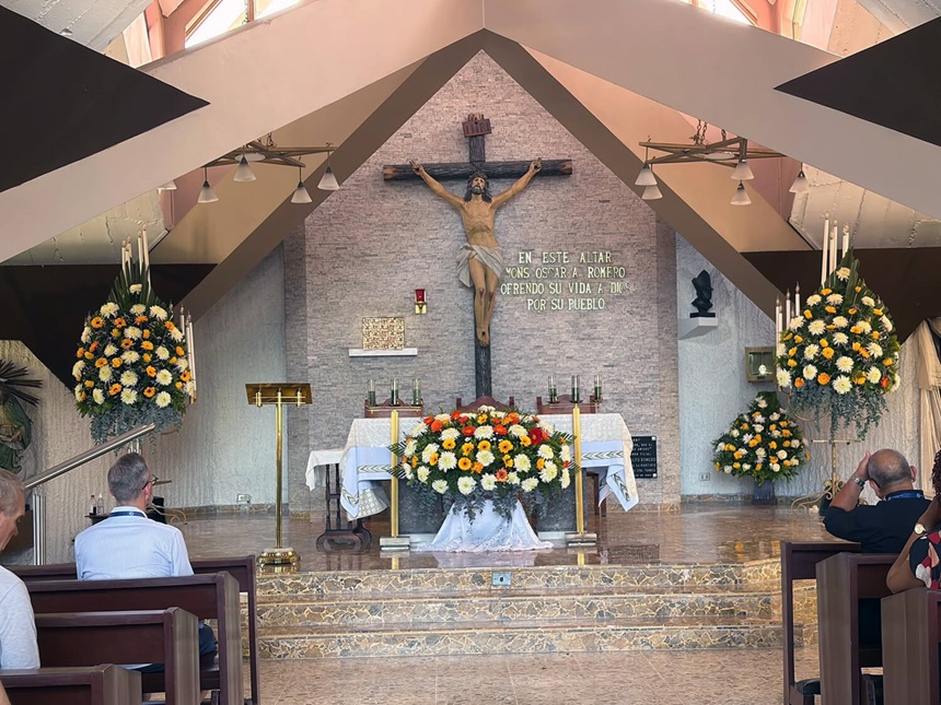 Los participantes en la reunión del Concilio Metodista Mundial tuvieron la oportunidad de visitar la Capilla del Hospital Divina Providencia, lugar donde fue asesinado el Obispo Oscar Arnulfo Romero por su compromiso con la paz, la justicia y la libertad del pueblo salvadoreño en tiempos de dictadura. Foto cortesía de Laura Brewster, Conferencia Anual Río-Texas.