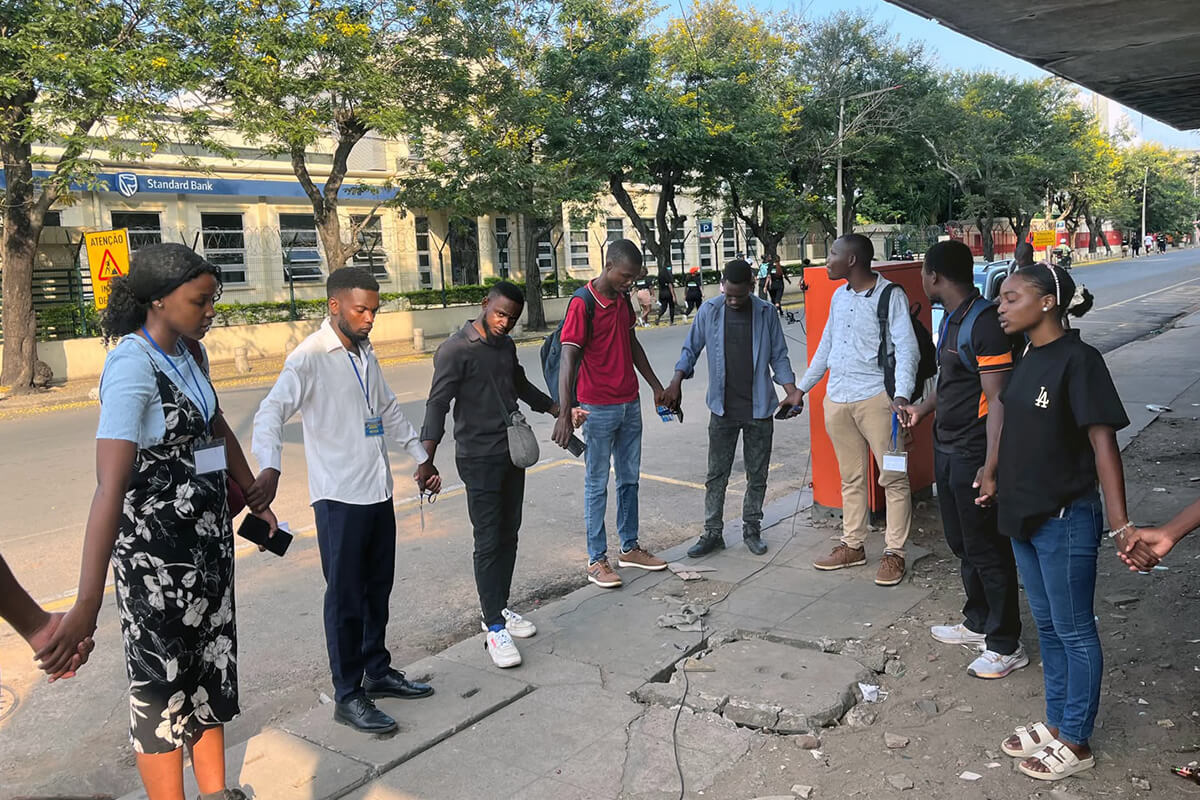 Jovens da Igreja Metodista Unida em momento de oração que antecedeu a distribuição de refeições. Foto de Silvania Mucale. 