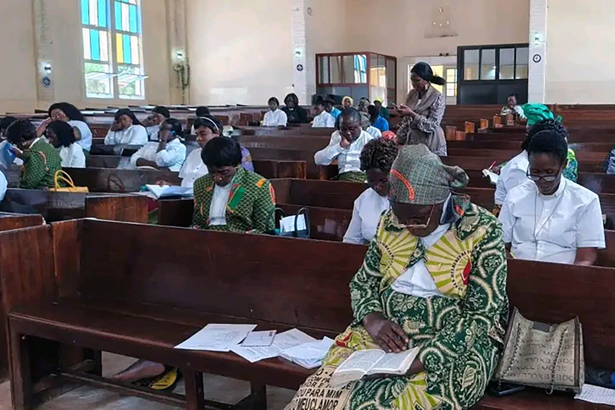Des femmes pasteures réunies dans l'église du district ecclésiastique de Jérusalem, à Lubumbashi, suivent attentivement une séance d'étude biblique et de prière. Venues de cinq conférences annuelles de la région épiscopale, environ 85 participantes se sont rassemblées pendant deux jours pour prier pour le ministère de l'évêque Mujinga Kashala Marie-Jeanne et échanger sur le rôle des femmes dans l'Église. Photo de Christian Kasweka, UM News.