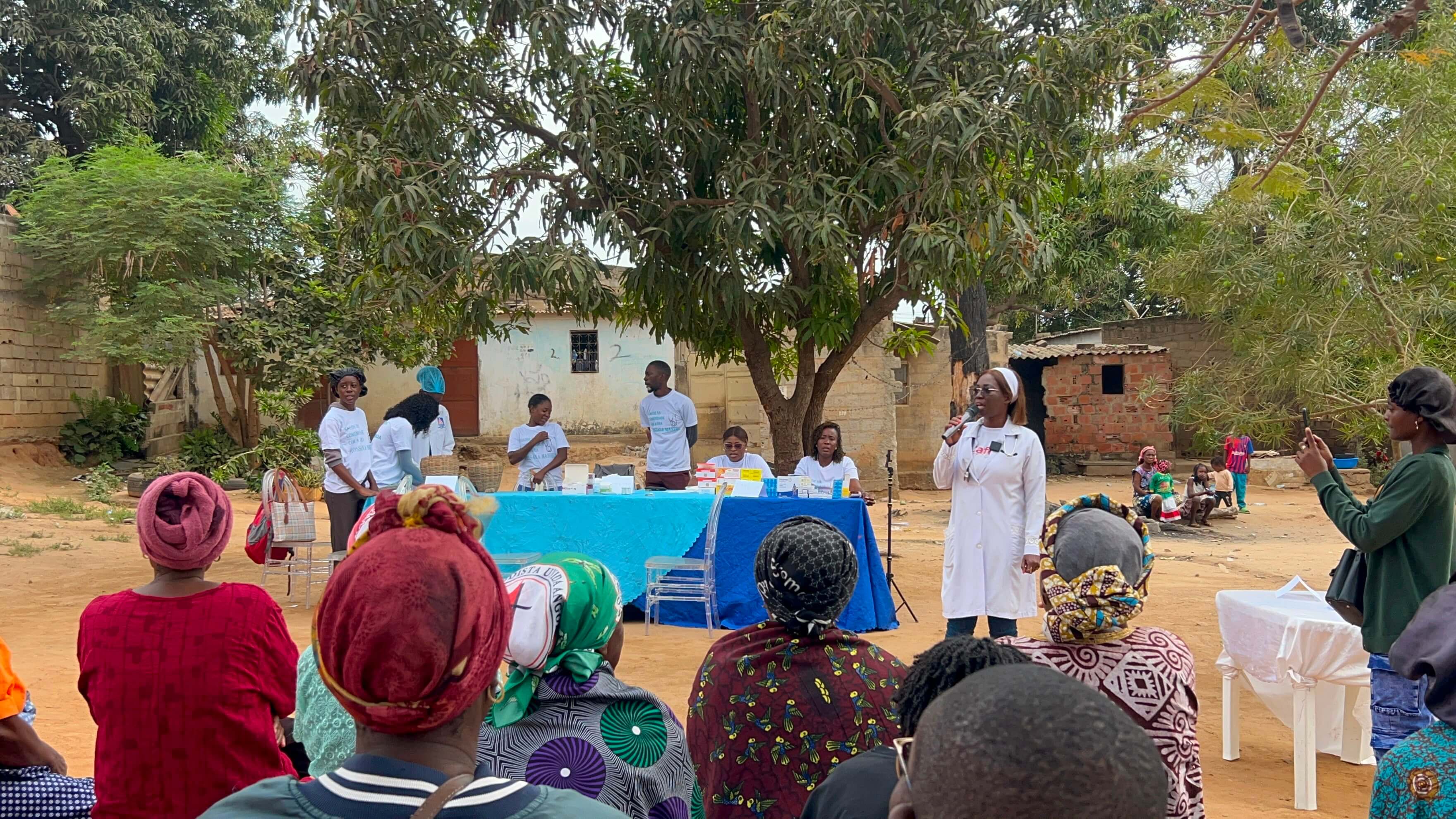 Dra. Rosa Manuel dirigindo uma palestra sobre saúde feminina e sobre os cuidados básicos  com saúde aos presentes no programa de assistência social e cuidados com saúde no quintal da Igreja Metodista Unida Luis Correia Kizembe. Foto cortesia de Orlando da Cruz, Notícias MU.