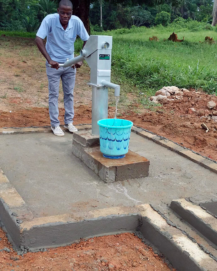 Un homme pompe de l'eau à un nouveau puits situé dans le district de Kru Coast, à Grand Cess, au Libéria. Ce puits s'inscrit dans le cadre de l'initiative « Water for Life » (De l'eau pour la vie) de la Conférence du Libéria, un projet mené par le département « Global Ministries Advance » de l'Église Méthodiste Unie. Photo gracieusement fournie par le Conseil Général des Ministères Mondiaux.