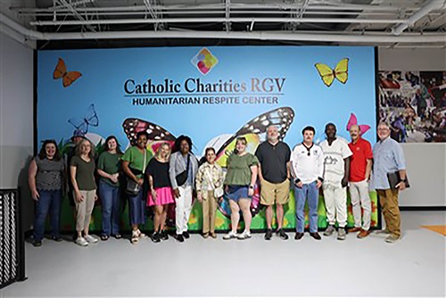 Participantes en el encuentro visitaron Caridades Católicas RGV. Fotografía de Carlee George.  