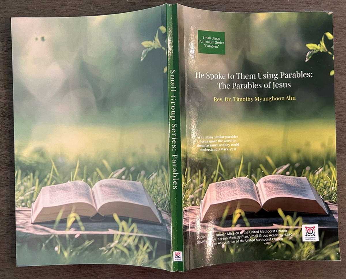 감리교회의 전통적인 소그룹인 ‘속회’를 위한 영문 교재 <He Spoke to Them Using Parables: The Parables of Jesus> 표지와 뒷면. 사진, 김응선(Thomas E. Kim) 목사, 연합감리교뉴스.