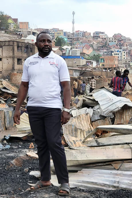 Moïse Mwango Numbalanga se tient au milieu des décombres du quartier d’Irambo 1 après un incendie meurtrier qui s’est déclaré dans la nuit du 20 au 21 septembre à Bukavu, au Congo. La catastrophe a détruit plus de 500 habitations et fait au moins cinq morts, ce qui a incité les responsables Méthodistes Unis locaux à évaluer les besoins prioritaires en matière de nourriture, d’abris et de kits d’hygiène. Photo gracieusement fournie par le Bureau de Gestion des Catastrophes de la Région Épiscopale du Congo Est.