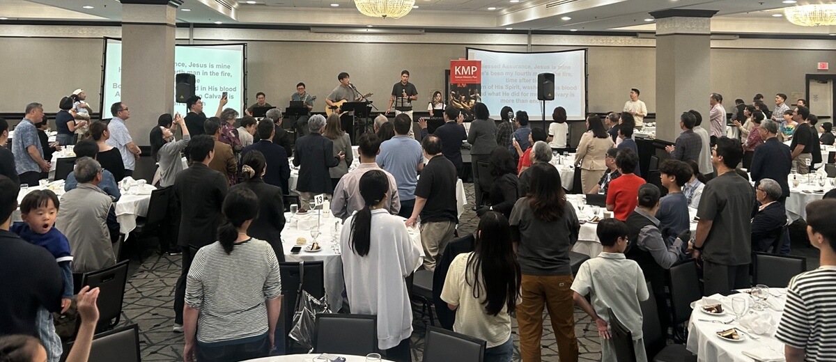 첫날 저녁 열린 환영 만찬에서 참석자들이 찬양을 부르고 있다. 사진, 김응선 목사, 연합감리교뉴스.