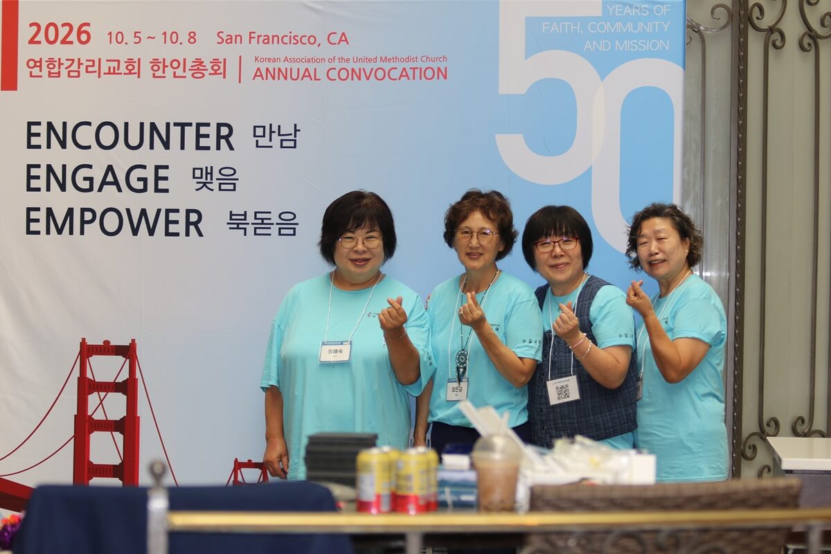 산타클라라교회 여선교회 회원들의 모습. 이들은 한인총회 참석자들에게 사진을 찍어주며 환영했다. 사진, 김응선 목사, 연합감리교뉴스.