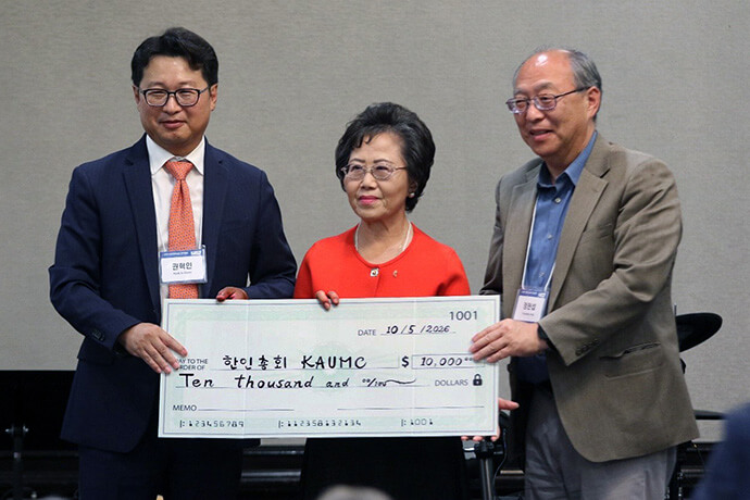 Jung-Ae Cho (center) and the Rev. Hyun-Seop Jung (right) of Oakland Korean United Methodist Church present $10,000 in seed funding for the future of Korean churches to the Rev. Hyok-In Kwon (left), president of the Korean Association of The United Methodist Church, during its 50th anniversary banquet Oct. 5. Photo by the Rev. Thomas E. Kim, UM News.