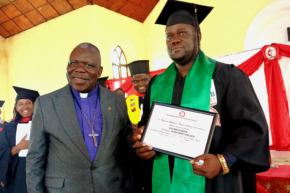 Estudante Hélder Jezo distinguido como melhor estudante, recebe das mãos de Sua Reverendíssima bispo Moisés Bernardo Jungo, o diploma de mérito. Foto de Jõao Nhanga, Noticias MU. 