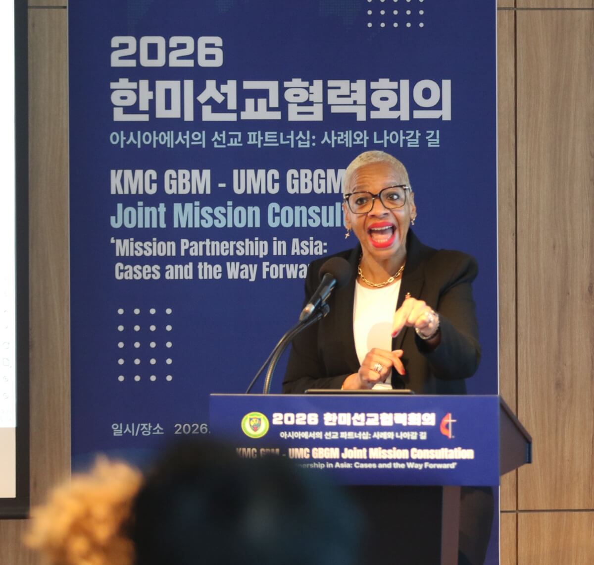 인디아나 연회 감독이자 연합감리교회 총감독회 전 회장인 트레이시 스미스 말론(Tracy Smith Malone) 감독이 2026년 10월 14일 속초에서 열린 한미선교협력회의 이튿날 여호수아 4장을 본문으로 “우리가 이어갈 것”이라는 제목의 설교를 전했다. 그는 이스라엘 백성이 요단강에서 가져온 돌들이 과거를 기억하는 데 그치지 않고 미래를 향한 증언이 되었듯, 양 교단도 공동의 선교 유산을 미래 사역으로 이어가야 한다고 강조했다. 사진, 김응선 목사, 연합감리교뉴스. 