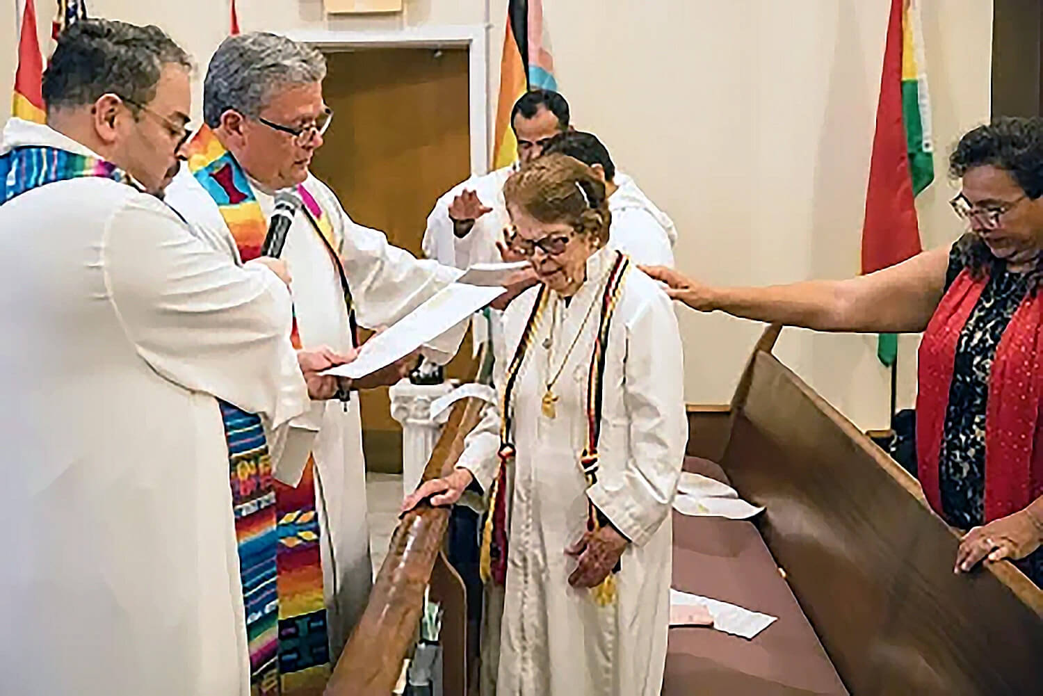 Ministros oran por la Revda. Yolanda Ortíz Pupo. De izquierda a derecha: Rev. Giovany Arroyo, Rev. Eliezer Valentín Castañón y la Pastora Marcela Uberhuaga. Foto cortesía de la Conferencia Anual Baltimore-Washington.
