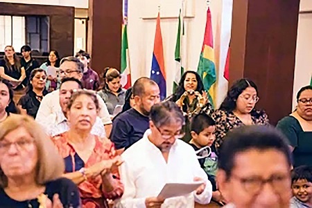Con panderetas y maracas, aplausos y danzas,  la IMU Epworth, en Gaithersburg, celebró el Domingo de Comunión Mundial con un culto bilingüe donde reconocieron el ministerio de la Revda. Pupo Ortíz cuyo ministerio ha ayudado a generaciones de personas a encontrar su lugar en la iglesia. Foto cortesía de la Conferencia Anual Baltimore-Washington.