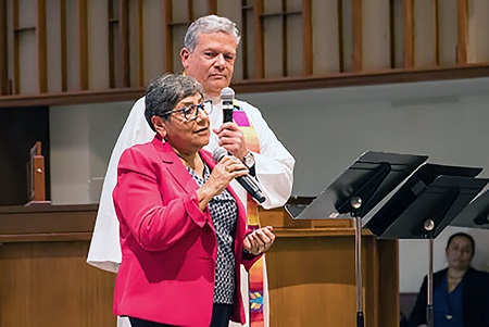 Beatriz Arze, líder de la congregación de Epworth, ofreció un emotivo homenaje a la Revda. Yolanda Pupo Ortiz, en el que expresó su gratitud y recordó el acompañamiento pastoral que brindó a la comunidad en momentos difíciles. Sus palabras fueron interpretadas por Valentín Castañón. Foto cortesía de la Conferencia Anual Baltimore-Washington.