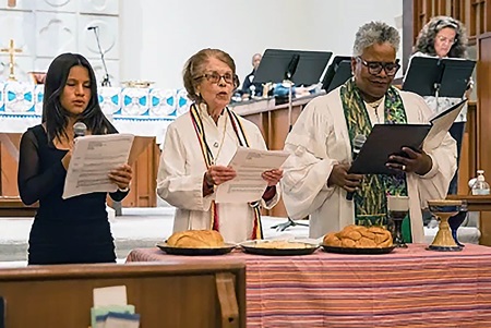 De derecha a izquierda, Samantha Villegas, joven miembro laica de la congregación, la Revda. Yolanda Pupo Ortiz y la Obispa LaTrelle Miller Easterling participan en la celebración de la Santa Comunión. Foto cortesía de la Conferencia Anual Baltimore-Washington.